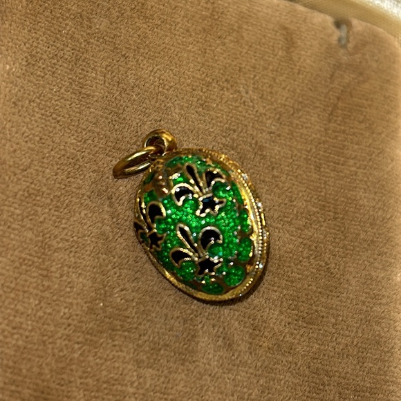 Vintage Fleur de Lis Green Enamel Gold Egg Pendant Charm for Necklace Bracelet - Picture 4 of 10